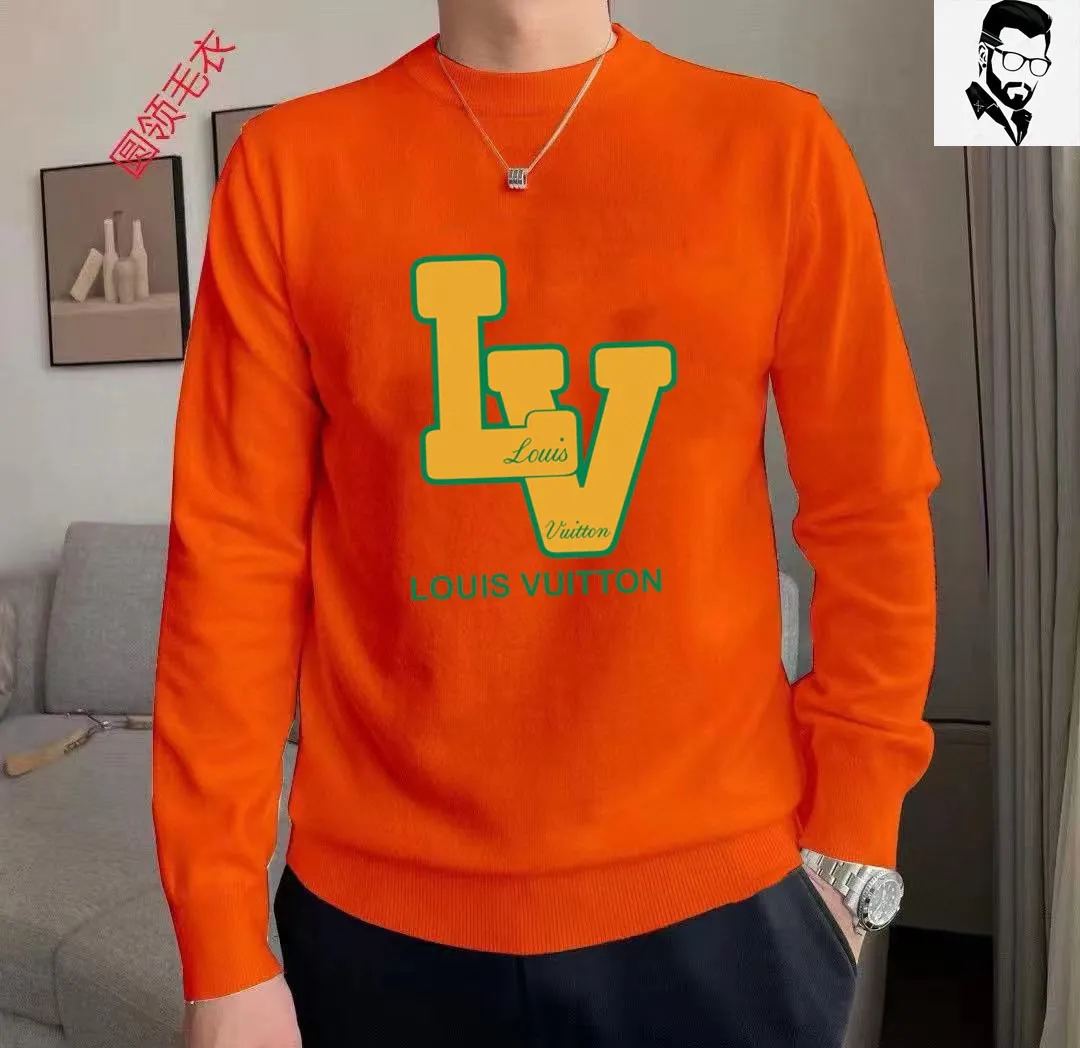 🅿️240 【LV Louis Vuitton】Autumn and winter classic round neck pullover sweater, in full condition! ! ! Wool blended fabric, the latest model in 2025, golden ratio! ! Slim-fitting soft gold, versatile and practical item, the combination and practicality are extremely powerful, simple and elegant, and classy! To create your own style, it is highly recommended to buy it in two colors. The standard slim fit tailoring process is suitable for both young and old men. It is knitted from wool and will not cause any discomfort! While keeping warm, it is stylish, textured and wearable, and the classic logo with contrasting colors on the chest feels in place! ! Recommended for regular customers! ! Size M-3XL (maximum wear: 190 pounds)